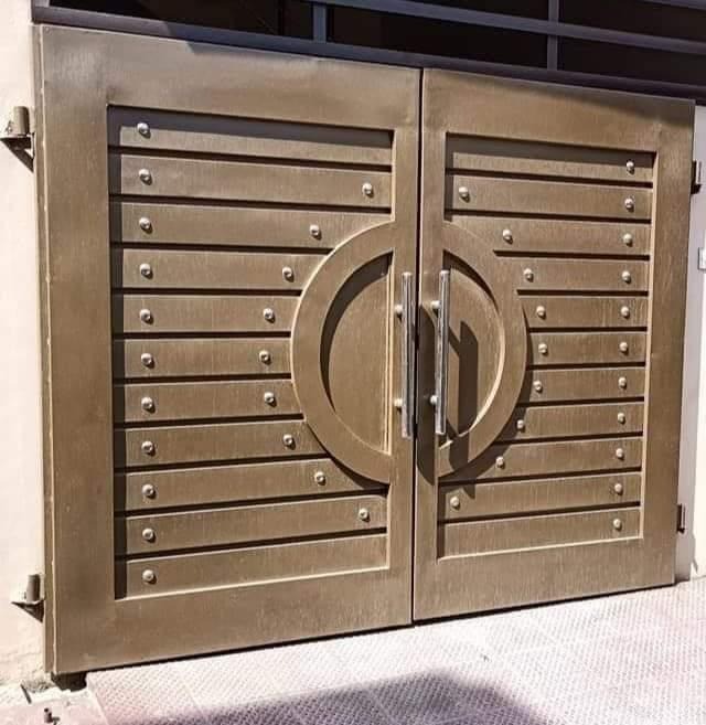 Bronze Sliding Gate with Horizontal Slats and Circle Design
