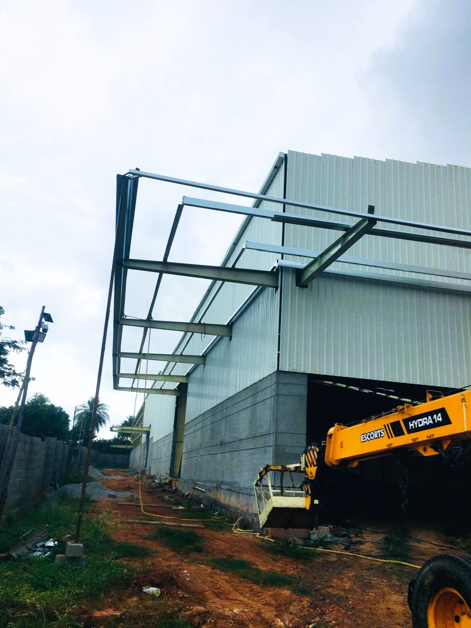 Pre-engineered building heavy structural steel portal framework erection with hydraulic crane