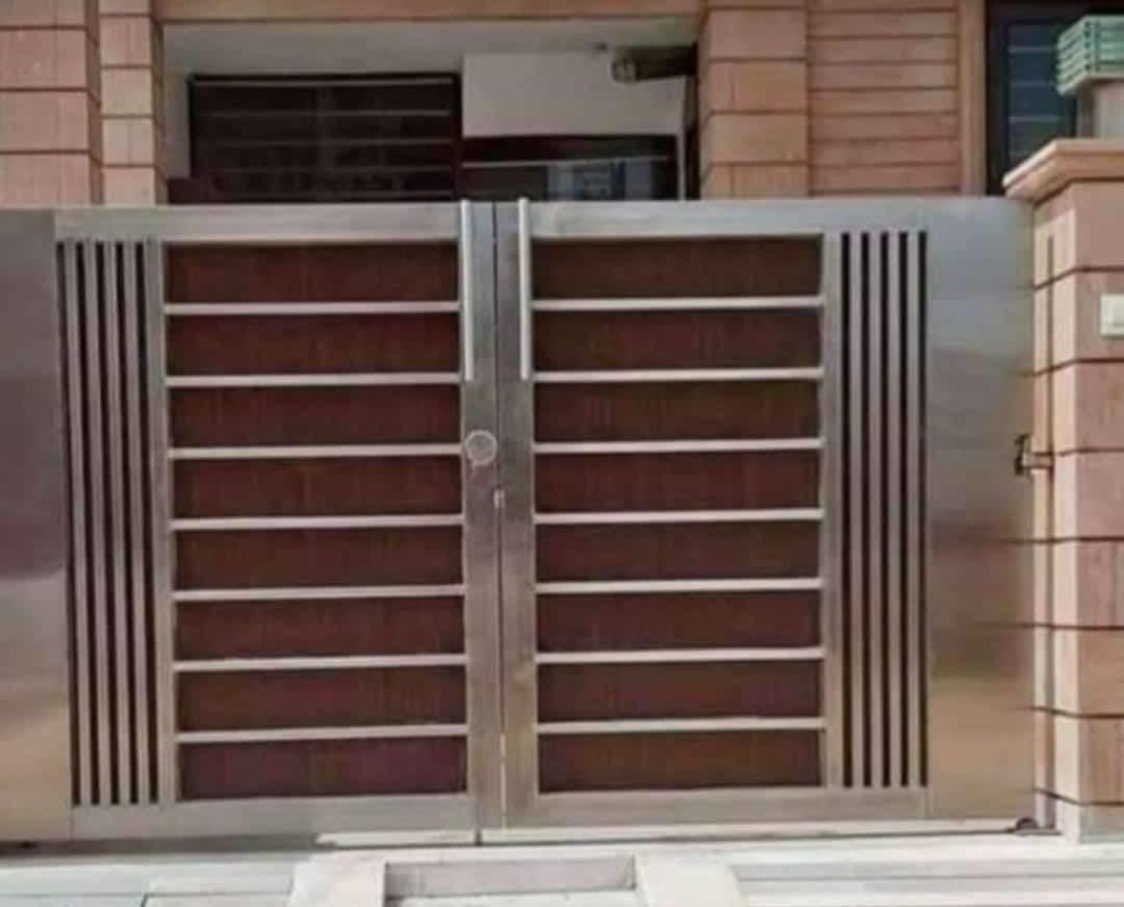 Short Stainless Steel Gate with Wood Slats